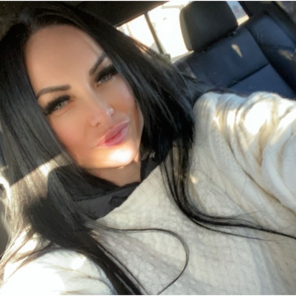 Meet your Posher, Christina - Picture 1 of 1